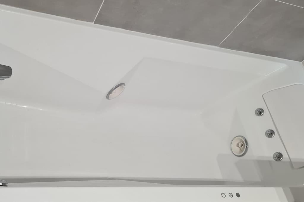 Charmant Logement Avec Jacuzzi Mantes-la-Jolie Buitenkant foto