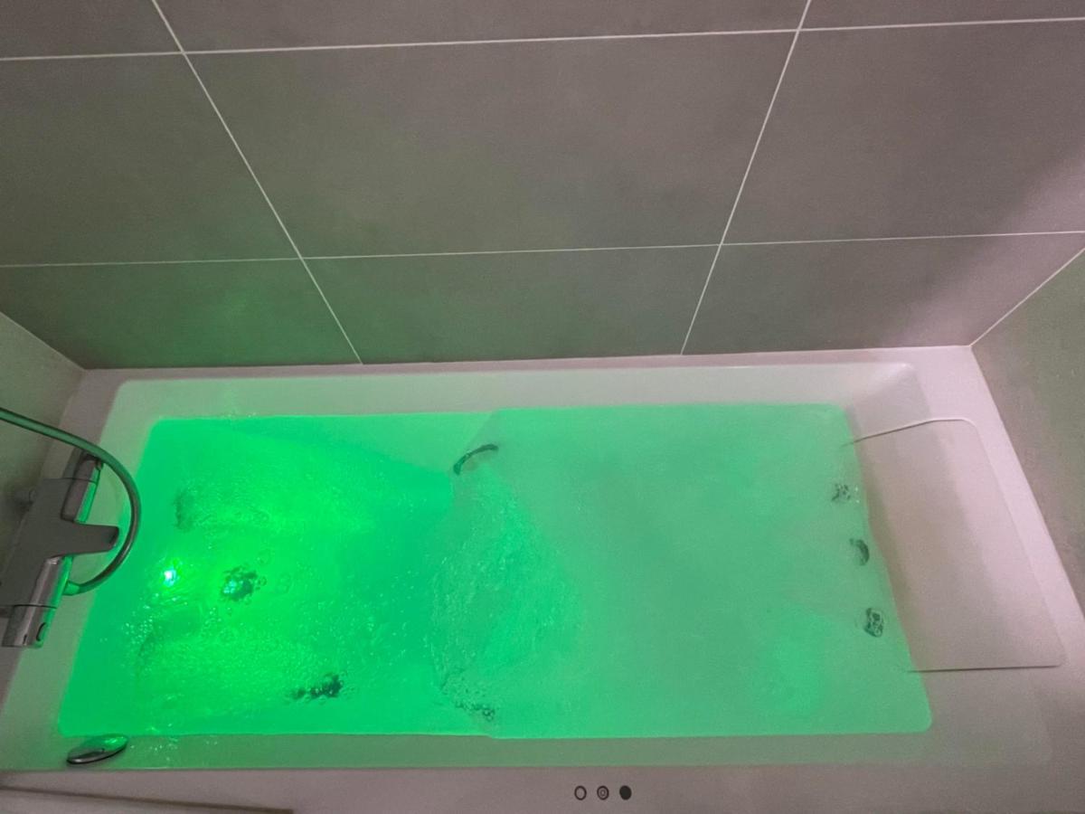 Charmant Logement Avec Jacuzzi Mantes-la-Jolie Buitenkant foto